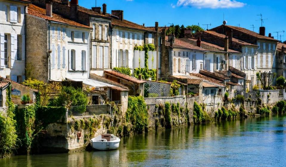 Acessível a partir de Paris para um fim de semana: esta aldeia situada no alto, sobre o rio Charente, revela surpreendentes casas trogloditas