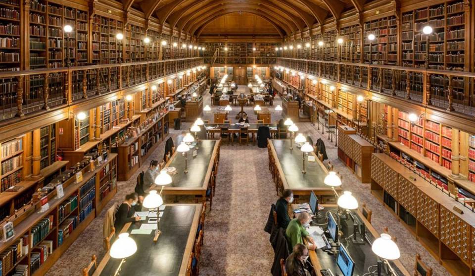 Dimentica la BnF: questa biblioteca segreta nascosta nel Municipio di Parigi è gratuita tutto l’anno e i suoi interni sono davvero mozzafiato