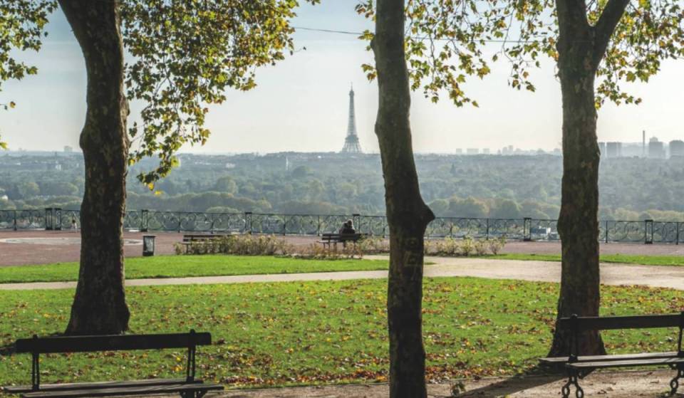 A 162 metros de altura, este parque de 25 hectáreas esconde una terraza magnífica, con una de las vistas más bonitas de París