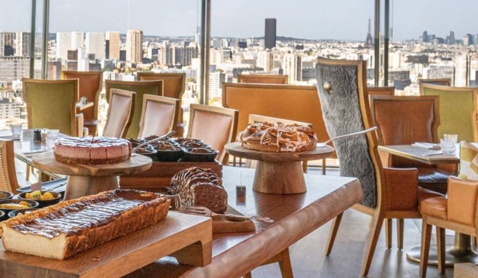 Perché à 120 mètres, ce brunch panoramique à volonté offre une vue à 360° sur Paris