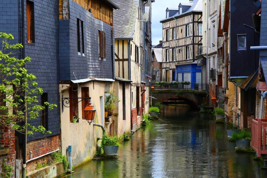 À 1 h 45 de Paris, cette cité médiévale surnommée la « Venise normande » semble tout droit sortie d’un conte avec ses canaux bordés de maisons à colombages