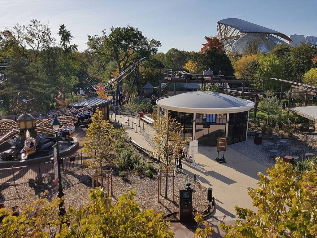 Foto del Jardin d’Acclimatation a Parigi con la Fondazione Louis Vuitton sullo sfondo