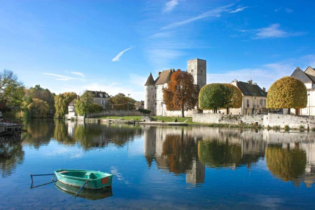 A un’ora da Parigi, questo borgo medievale sulle rive del Loing ospita un festival estivo gratuito con balneazione sorvegliata nel fiume, canoa e spettacoli… ed è solo questa domenica!