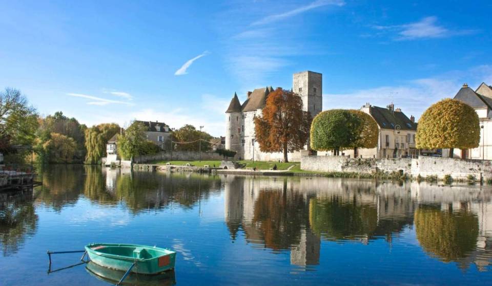 A 1 hora de Paris, esta vila medieval às margens do rio Loing acolhe um festival de verão gratuito com banhos vigiados no rio, canoagem e espetáculos… e é só este domingo!