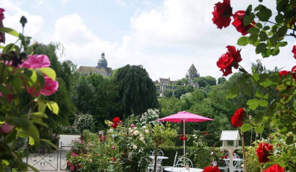 Just an hour from Paris, this medieval village hides a magical 3.5-hectare rose garden with over 450 varieties of roses—and yet, many people pass right by without even realizing it…