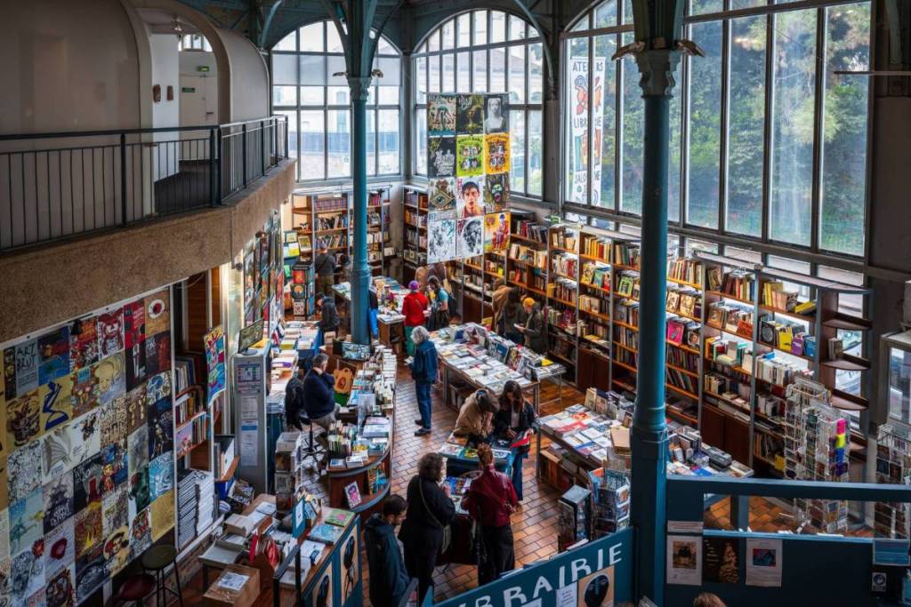 A due passi dal Sacré-Cœur, questo mercato segreto nasconde una delle più belle librerie di Parigi, eppure molti ci passano davanti senza fermarsi