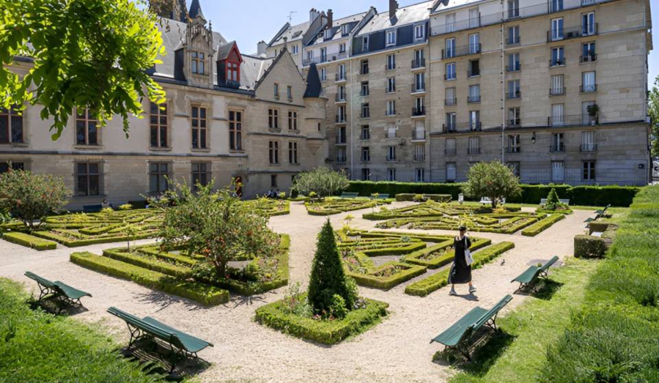 In de Marais herbergt dit middeleeuwse herenhuis een prachtige, gratis Franse tuin, en velen lopen er zonder het te weten aan voorbij