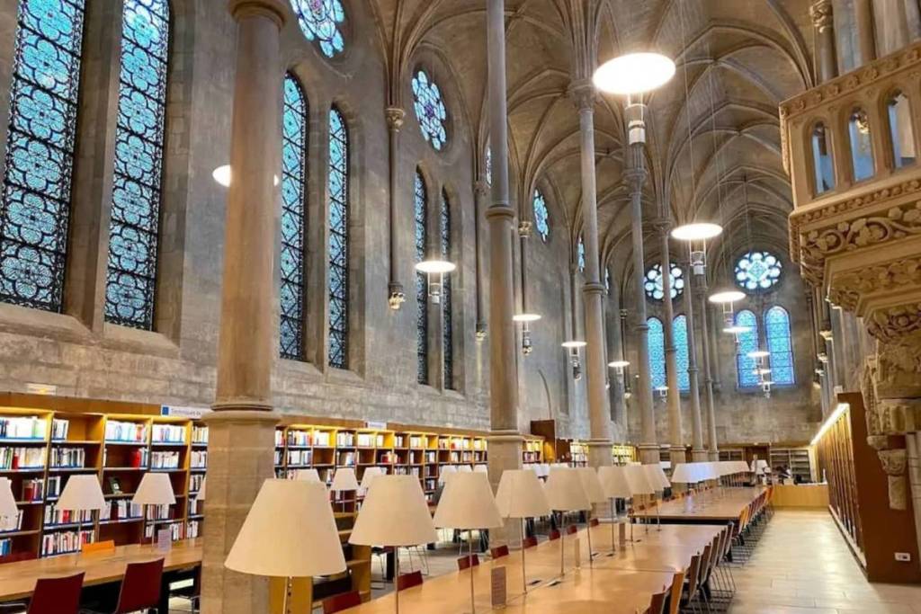 Intérieur de la bibliothèque du CNAM