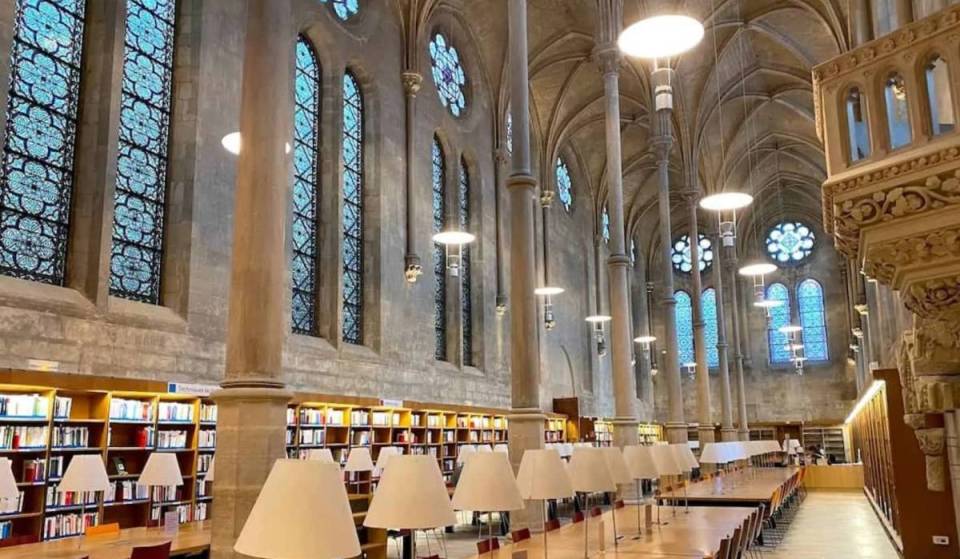 Deze bibliotheek, die minder bekend is dan de BNF, ligt verscholen in een oude abdij en is adembenemend mooi. Ze opent haar deuren maar één keer per maand voor het publiek