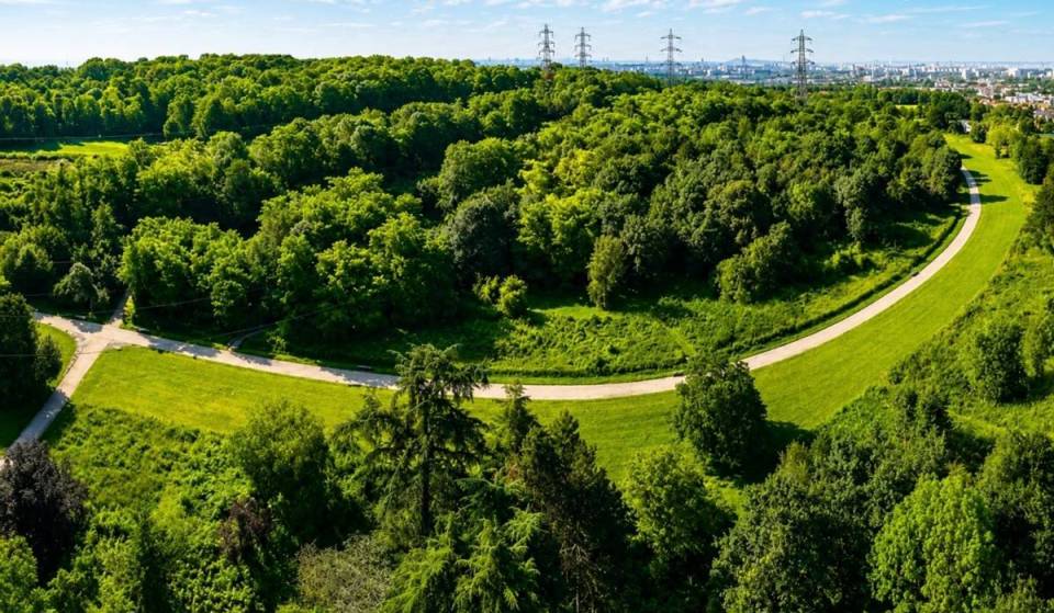 Less than an hour from Paris, this 122-hectare hill has just opened a new clearing with a lookout point