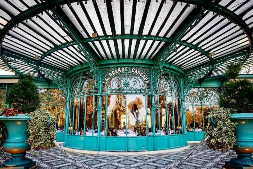 Versteckt im Bois de Boulogne bietet dieses Restaurant im Belle-Époque-Stil mit seinen von Gustave Eiffel entworfenen Glasdächern einen der schönsten Ausblicke auf den Park – und doch laufen viele daran vorbei, ohne es zu merken