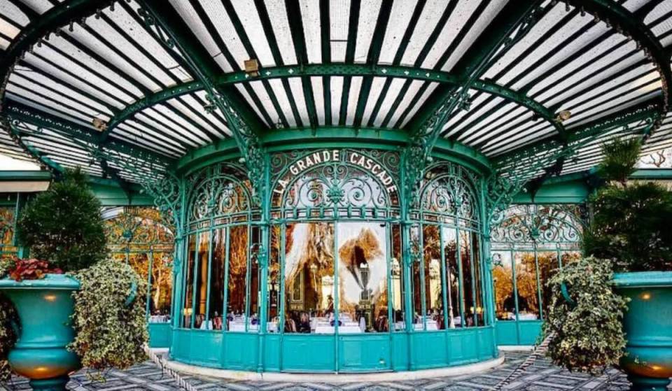 Caché dans le bois de Boulogne, ce restaurant Belle Époque aux verrières signées Gustave Eiffel offre l&rsquo;une des plus belles vues sur le parc, et pourtant beaucoup passent à côté sans le savoir
