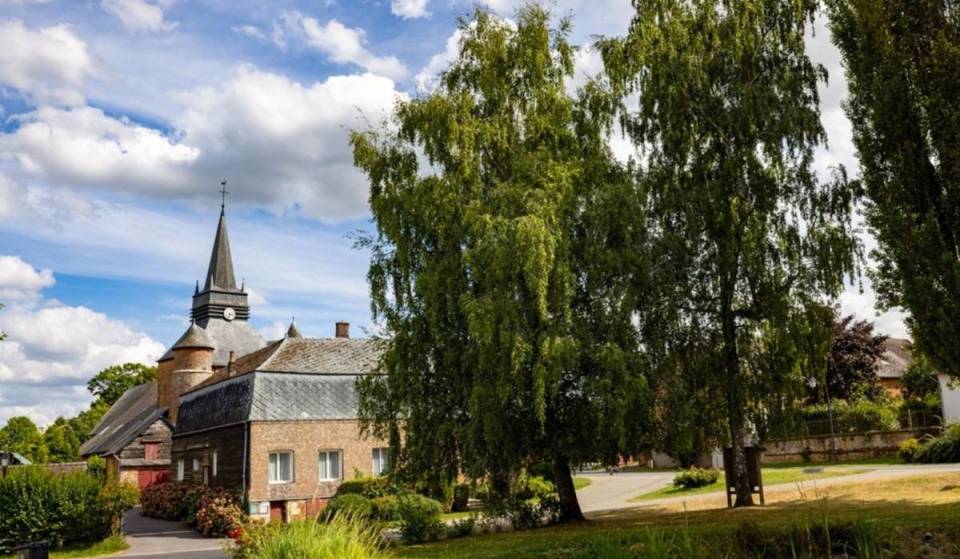 À 2 h 20 de Paris, ce village de briques rouges classé parmi les plus beaux de France cache une église-forteresse