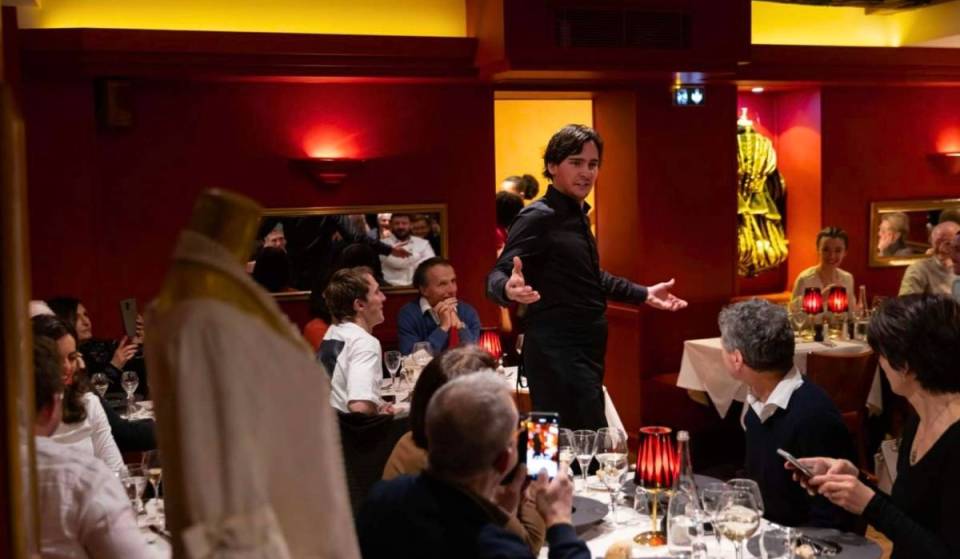 “The most surprising restaurant in Paris”: located on the banks of the Seine, this unique venue transforms your meal into a true opera experience