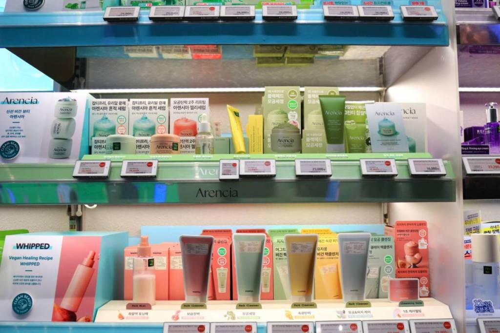 «Mais de 1 200 produtos distribuídos por dois andares» Em Paris, esta loja de K-Beauty com 400 m² é a maior da Europa e acabou de abrir