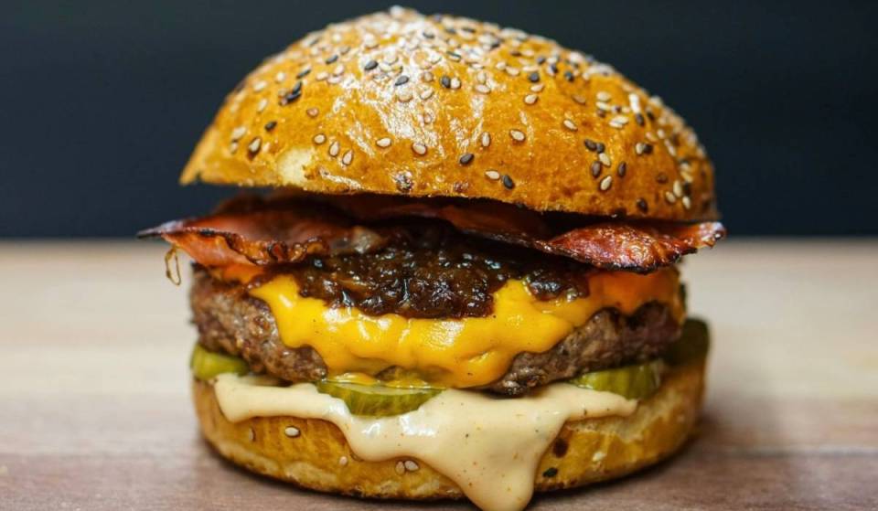 A gratinated brioche, smoked cheese, and a secret sauce: this is the burger crowned “best in Paris” for the second consecutive year