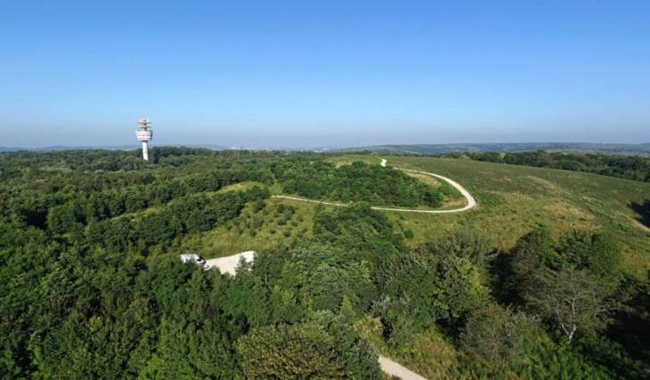 Just 10 km from Paris, this plateau, perched at an elevation of over 200 meters, offers a 360° view of the Île-de-France region