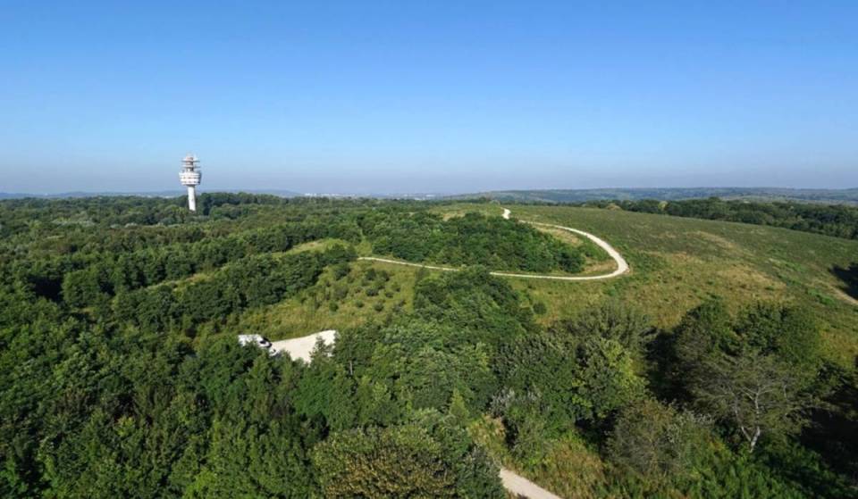 À seulement 10 km de Paris, ce plateau perché à plus de 200 mètres offre une vue à 360° sur l’Île-de-France
