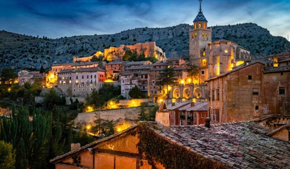 À quelques heures de Paris, cette cité médiévale rose entourée de remparts compte parmi les plus belles escapades d’Europe
