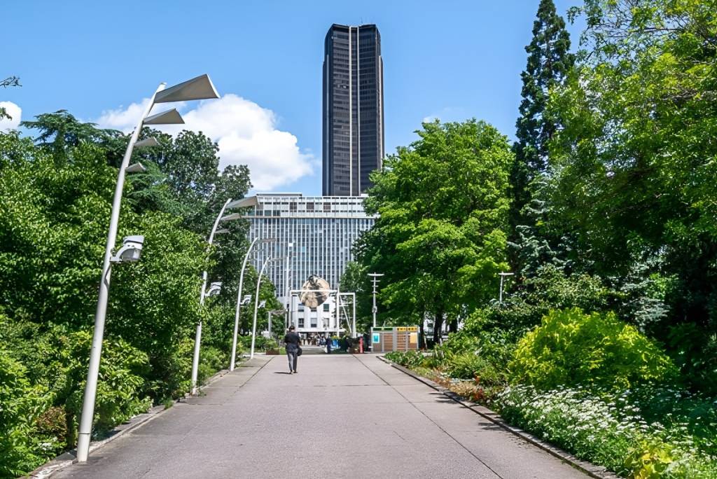 Few Parisians know this, but hidden above Montparnasse Station is a vast 3.5-hectare garden that’s open to the public free of charge all year round
