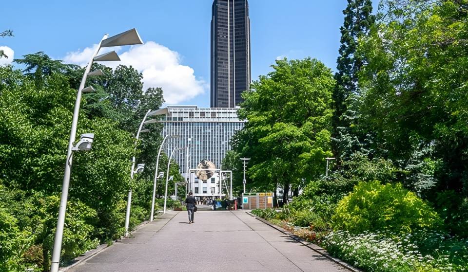 Peu de Parisiens le savent, mais au-dessus de la gare Montparnasse se cache un immense jardin de 3,5 hectares et il est accessible gratuitement toute l’année