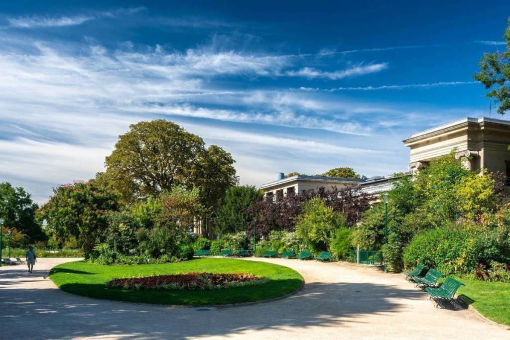 A dois passos dos Champs-Élysées, estes magníficos jardins de 13 hectares são gratuitos o ano todo e estão abertos 24 horas por dia… No entanto, quase nenhum parisiense os conhece