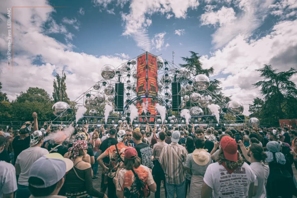 Une île à seulement 20 minutes de Paris accueille un festival techno en open air avec 4 scènes et 30 artistes au mois de septembre