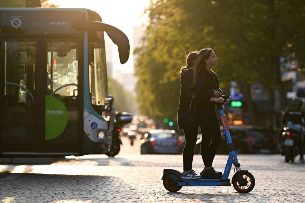 “Fino a 170 euro di multa” Vai in monopattino elettrico? Questi due accessori sono ormai obbligatori a Parigi