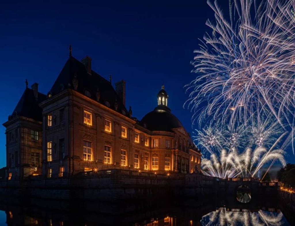 Moins connues que les Grandes Eaux Nocturnes de Versailles, ces spectaculaires « Soirées aux Chandelles » illuminent un autre château impressionnant, situé à moins d&rsquo;une heure de Paris