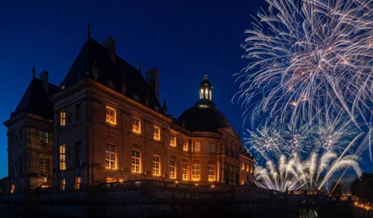 Moins connues que les Grandes Eaux Nocturnes de Versailles, ces spectaculaires « Soirées aux Chandelles » illuminent un autre château impressionnant, situé à moins d’une heure de Paris
