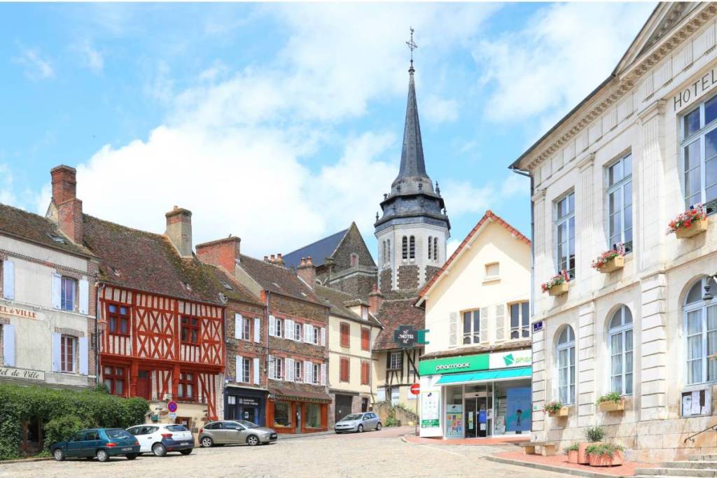 À 2 h de Paris, ce village médiéval coloré est l&rsquo;escapade romantique à découvrir absolument avant la fin de l’été
