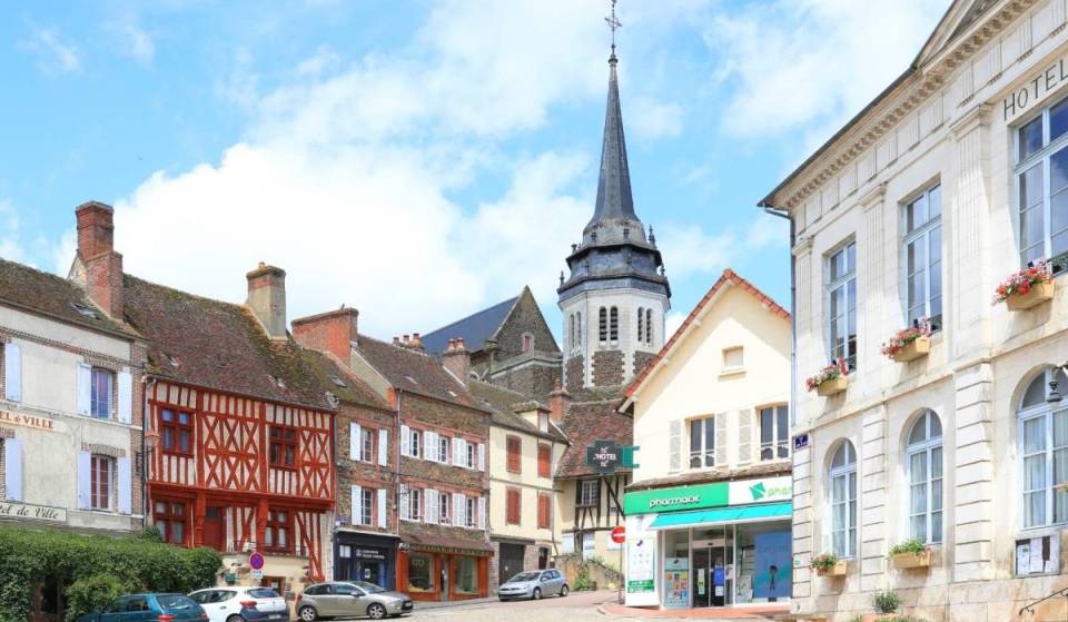 Nur zwei Stunden von Paris entfernt ist dieses farbenfrohe mittelalterliche Dorf der romantische Ausflug, den du unbedingt noch vor Ende des Sommers erleben solltest