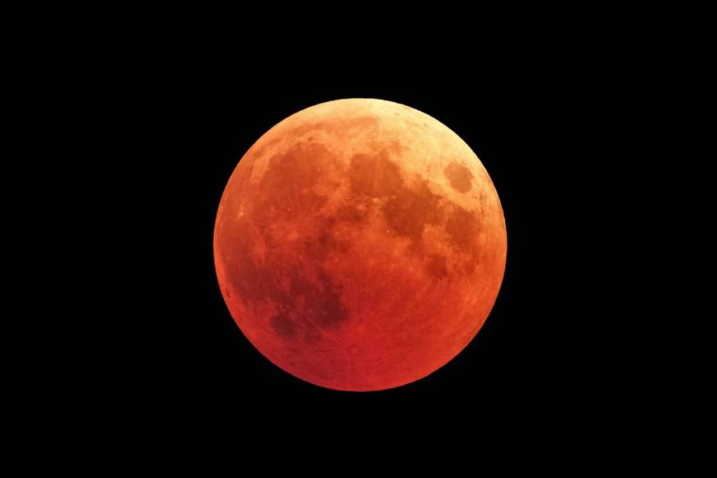 In a few days, an impressive lunar eclipse will be visible in the Paris sky, and you’ll be able to observe it with the naked eye