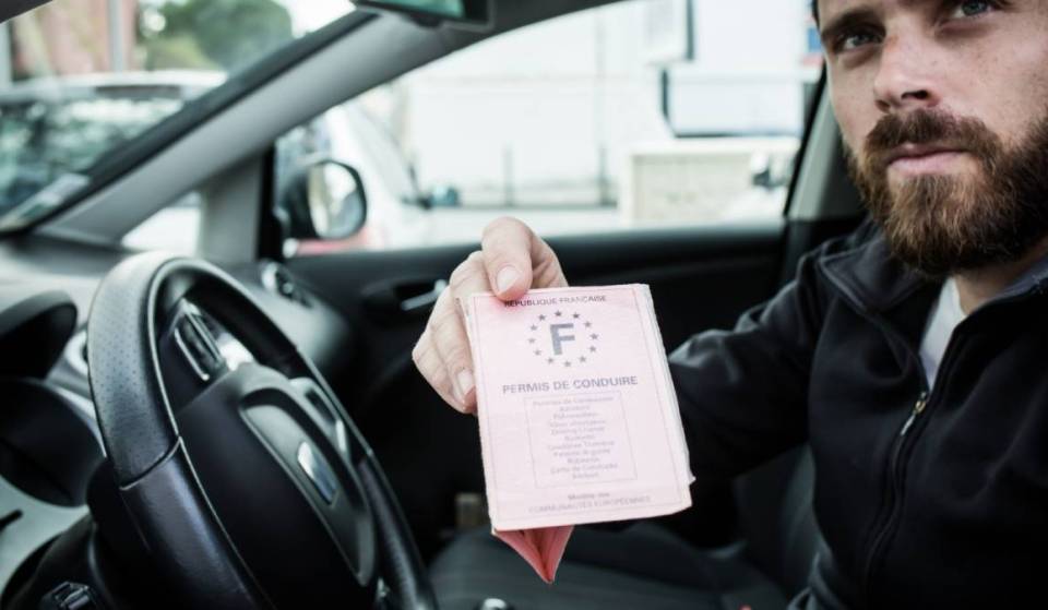Carta de condução depois dos 65 anos: eis o que a lei diz realmente sobre a obrigatoriedade (ou não) de um atestado médico