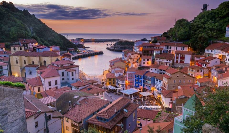 A menos de dos horas de vuelo desde París, este colorido pueblo de pescadores se esconde entre acantilados y el mar