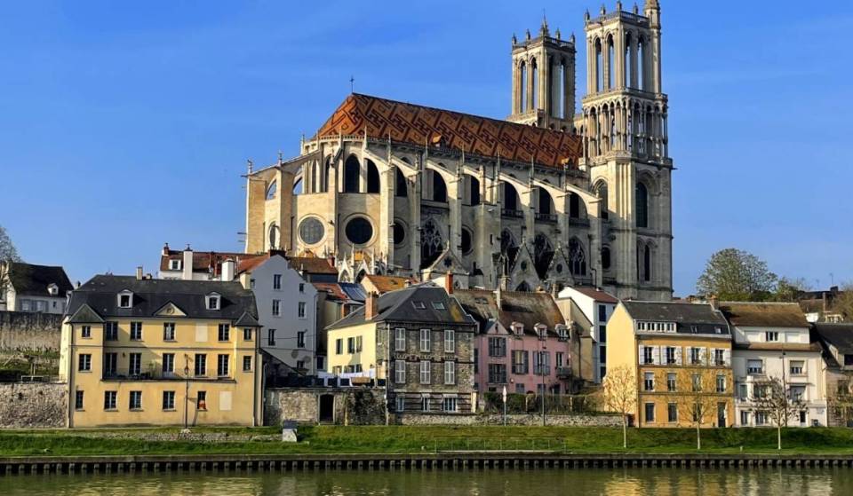 A 40 km da Parigi, la «sorellina di Notre-Dame» nasconde una struttura medievale che risale a quasi 800 anni fa