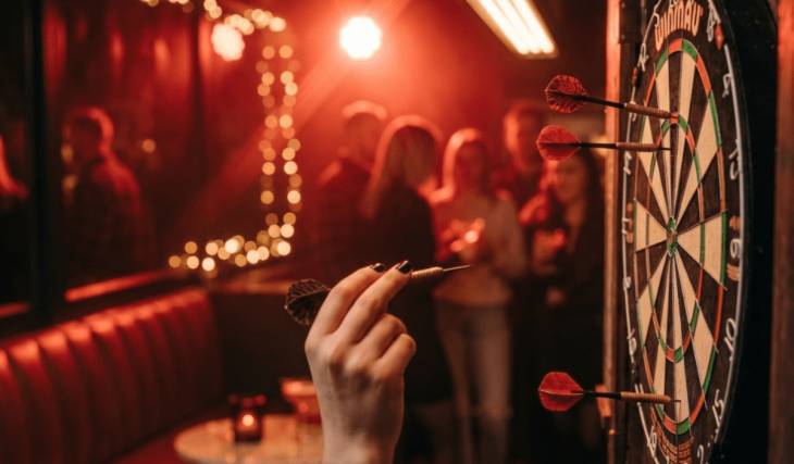 Karaoke, blind test, quizzes, darts, and shuffleboard: in the 10th arrondissement, a 600-square-meter multi-entertainment space offers THE ultimate night out
