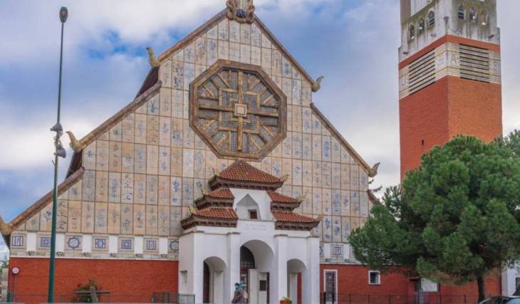 A pagoda, a minaret, and 200 m² of stained-glass windows: this astonishing Art Deco church is tucked away just outside Paris