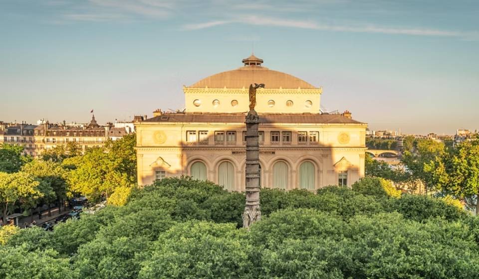 Het dakterras van een theater dat op de monumentenlijst staat, verandert op zondag in een openluchtclub met uitzicht over de daken van Parijs