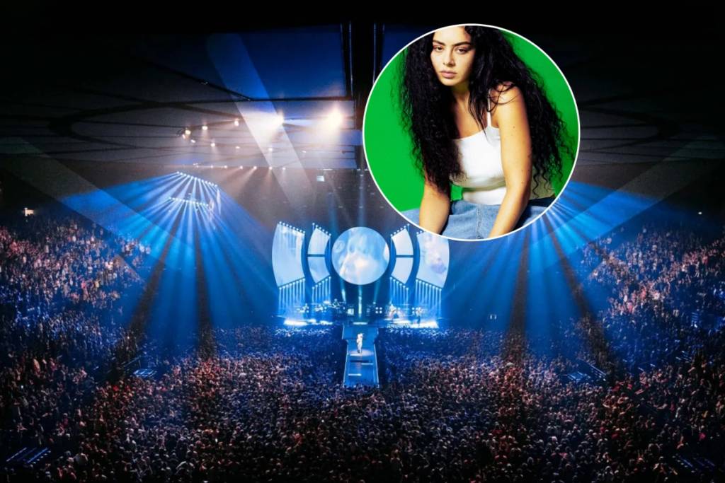 Foto de Charli XCX con el gran pabellón del Accor Arena de París de fondo