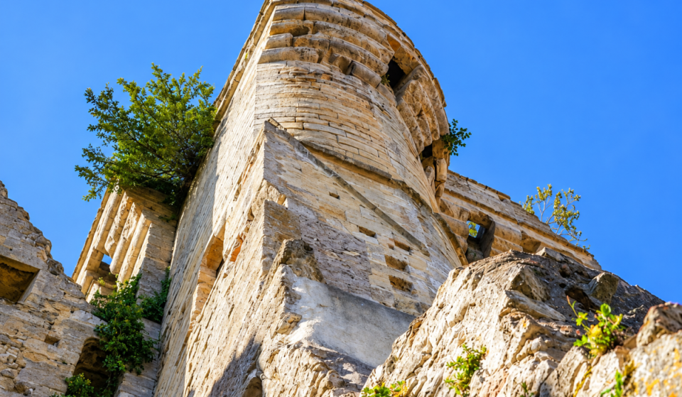 Ces cheminées résistent au temps depuis 300 ans : ce château près de Paris est en danger