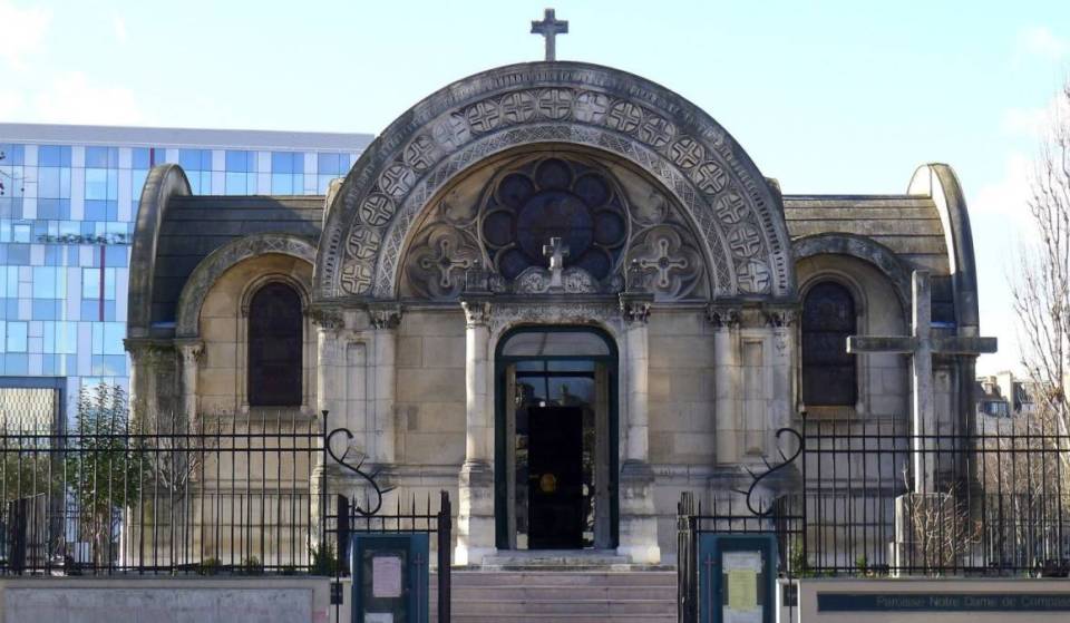 Déplacée pierre par pierre il y a 55 ans, cette chapelle méconnue de Paris cache 17 vitraux dessinés par Ingres