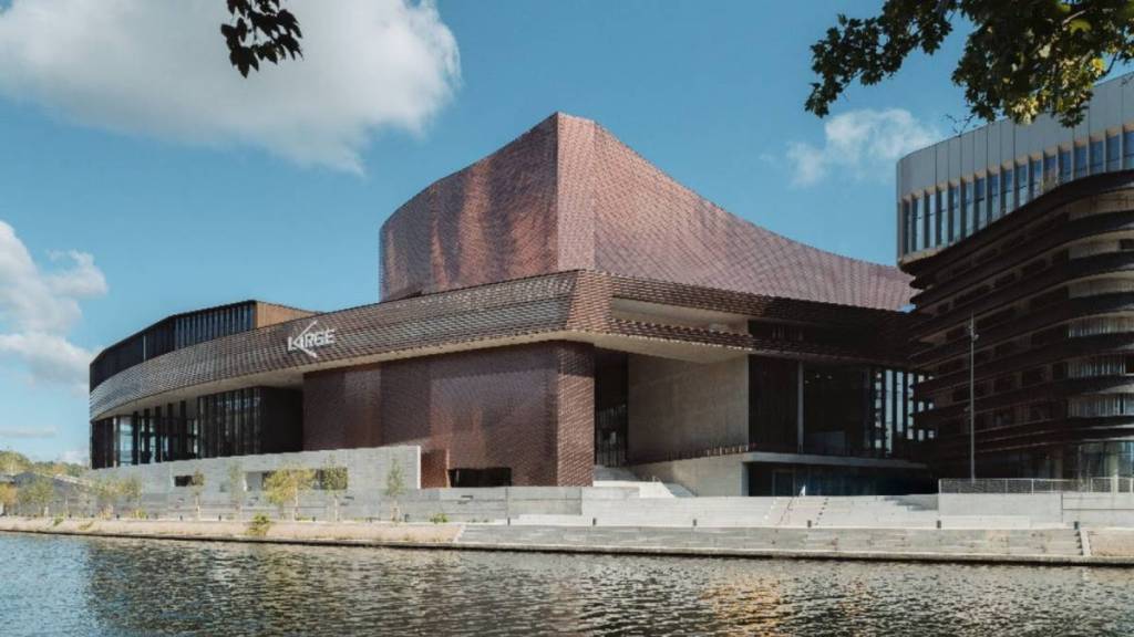 In Paris entsteht ein gigantisches Zentrum für zeitgenössische Kunst mit einer Fläche von 5.000 m², umgeben von der Seine, mit Kino und Hotel ab 2026