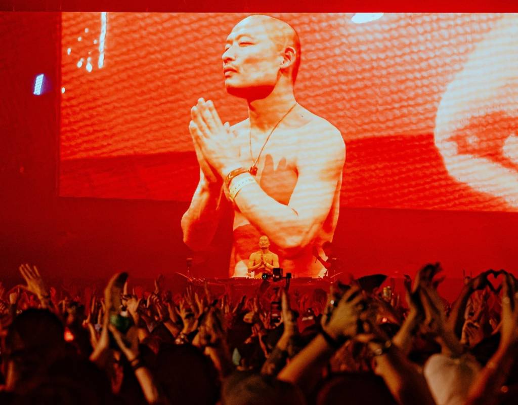 Le DJ Yousuke Yukimatsu et une foule de spectateurs devant un de ses sets