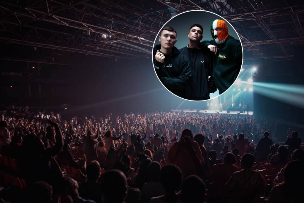 Le groupe irlandais Kneecap avec en fond la salle du Zénith de la Villette à Paris