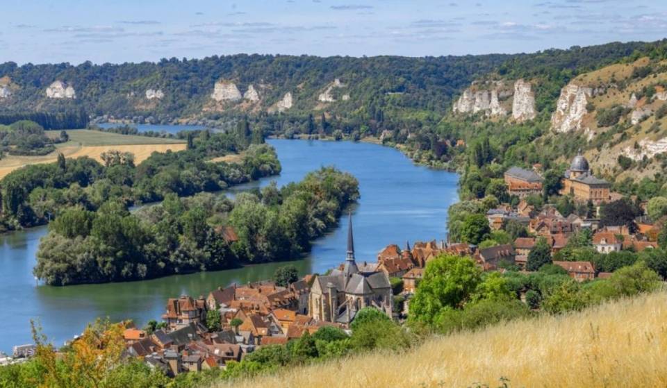 No need to go all the way to Étretat: these spectacular white cliffs are less than 80 km from Paris