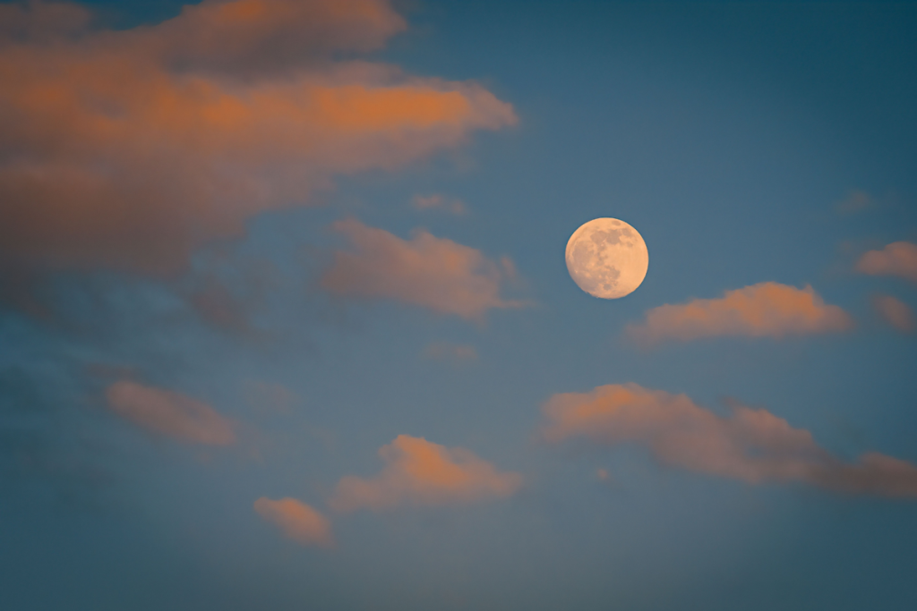 At the end of the month, a spectacular orange full moon will light up the sky for several evenings, and it will be visible to the naked eye