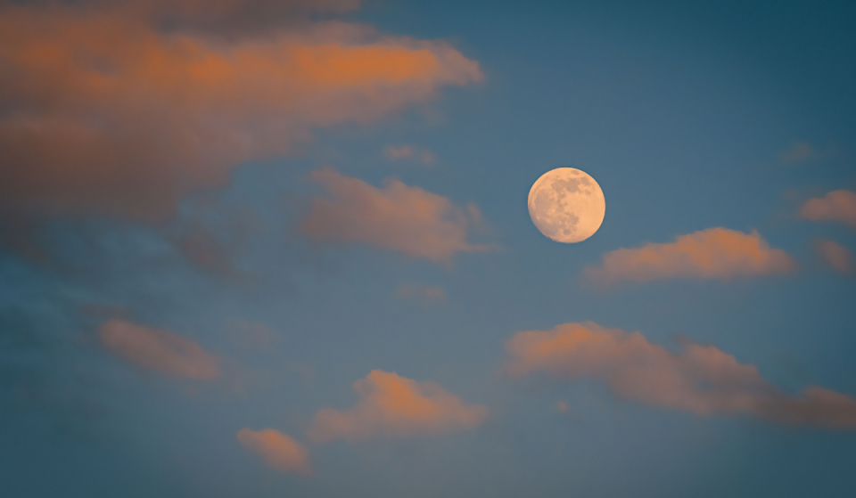 At the end of the month, a spectacular orange full moon will light up the sky for several evenings, and it will be visible to the naked eye