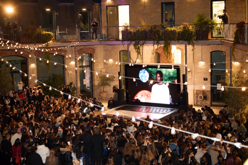 Ele não foi convidado pela Dior, criou a sua própria Semana da Moda: a Watch Party da Lyas volta a Paris, e é a primeira fila mais acessível da coleção Primavera-Verão 2027