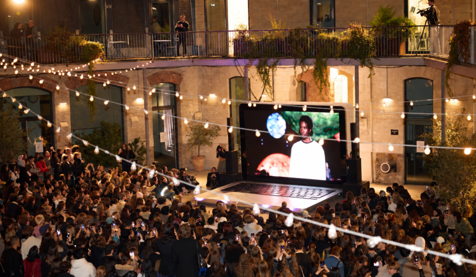 Hij werd niet uitgenodigd bij Dior, dus heeft hij zijn eigen Fashion Week opgezet: de Watch Party van Lyas komt terug naar Parijs, en het is de meest toegankelijke eerste rij van de L/Z 2027